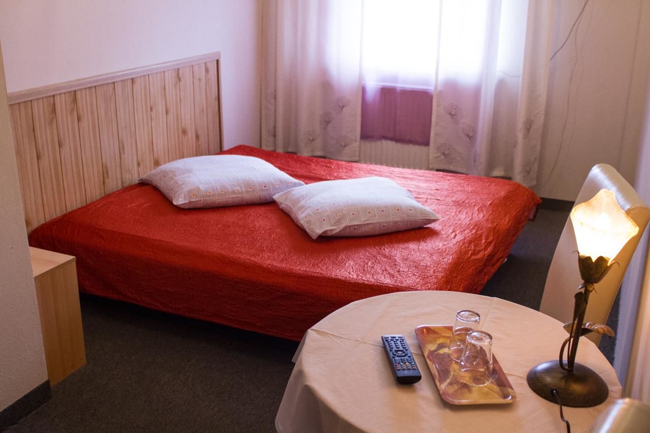 Отели типа «постель и завтрак» Gościniec Pod Furą Biskupice
