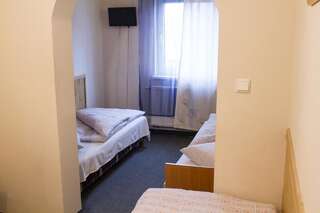 Отели типа «постель и завтрак» Gościniec Pod Furą Biskupice Трехместный номер с собственной ванной комнатой-3