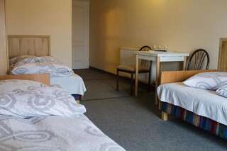 Отели типа «постель и завтрак» Gościniec Pod Furą Biskupice Трехместный номер с собственной ванной комнатой-1